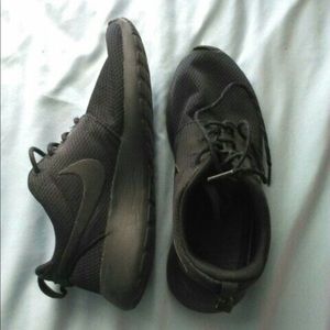 Black Nike Roshe